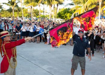 Queman en EE.UU. banderas de advertencias para marcar el final de la temporada de huracanes