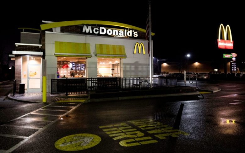 Miembros del equipo de buceo del departamento de policía de la ciudad de Nueva York buscan en un lago en Central Park pistas sobre el sospechoso, ayer antes de su arresto. A la izquierda, el restaurante McDonald’s donde agentes de policía de Altoona arrestaron a Luigi Mangione