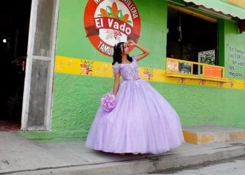 Quinceañera realiza sesión de fotos en tortillería dónde trabaja su mamá