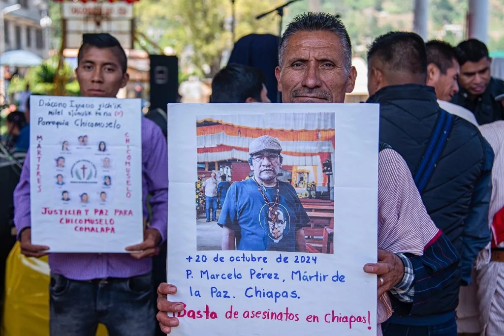 Aspecto de una marcha realizada el mes pasado para exigir justicia ante el asesinato del sacerdote Marcelo Pérez en Chiapas (Foto de EFE)