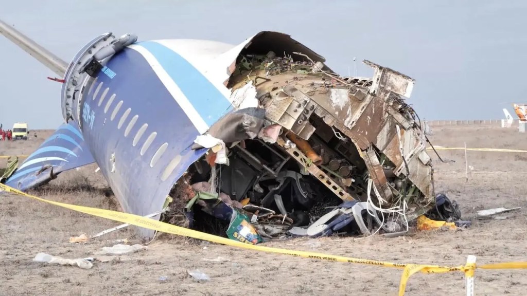 Revelan última conversación de piloto antes del accidente de avión en Kazajistán: exhibe el intento de los pilotos por evitar la tragedia