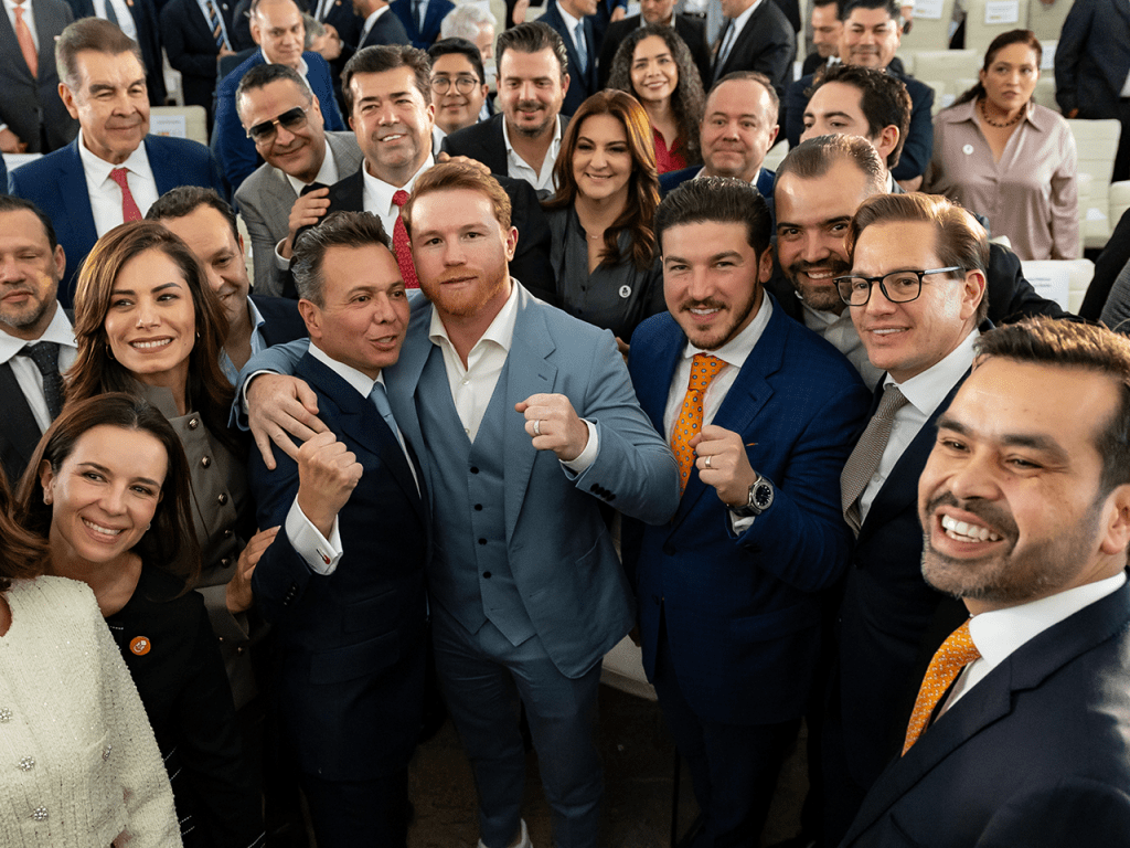 Samuel García Sepúlveda y el boxeador Saúl "Canelo" Álvarez asisten a la toma de protesta del nuevo gobernador de Jalisco Pablo Lemus.