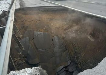 Se abre un socavón en una autopista de Nueva Jersey