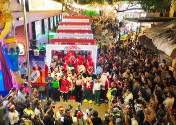 Se desborda la Quinta Avenida con mágico desfile navideño