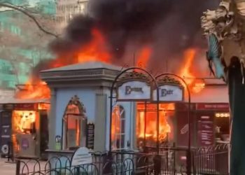 Se registra un incendio en el mercado navideño de Bryant Park, en Manhattan, Nueva York