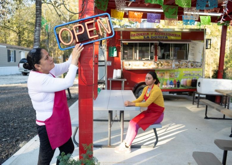 Migrantes mexicanas esperan clientes en un restaurante de Houston, Texas, donde trabajan. Crece el temor ante posibles deportaciones