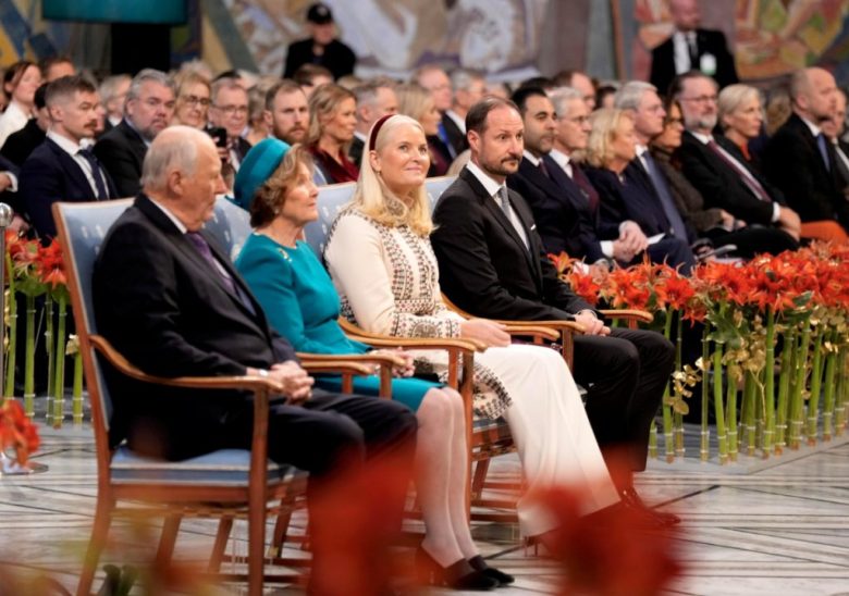 La cantante de ópera noruega Mari Eriksmoen actúa durante la ceremonia de ayer en el Ayuntamiento de Oslo, Noruega. A la izquierda, el rey Harald de Noruega, la reina Sonja, la princesa heredera Mette-Marit y el príncipe heredero Haakon asisten a la ceremonia