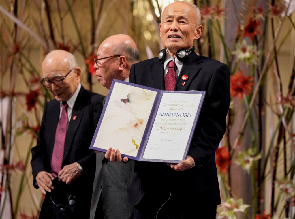 Los representantes de la organización “Nihon Hidankyo”, ganadora del Nobel de la Paz 2024, Terumi Tanaka, Shigemitsu Tanaka y Toshiyuki Mimaki