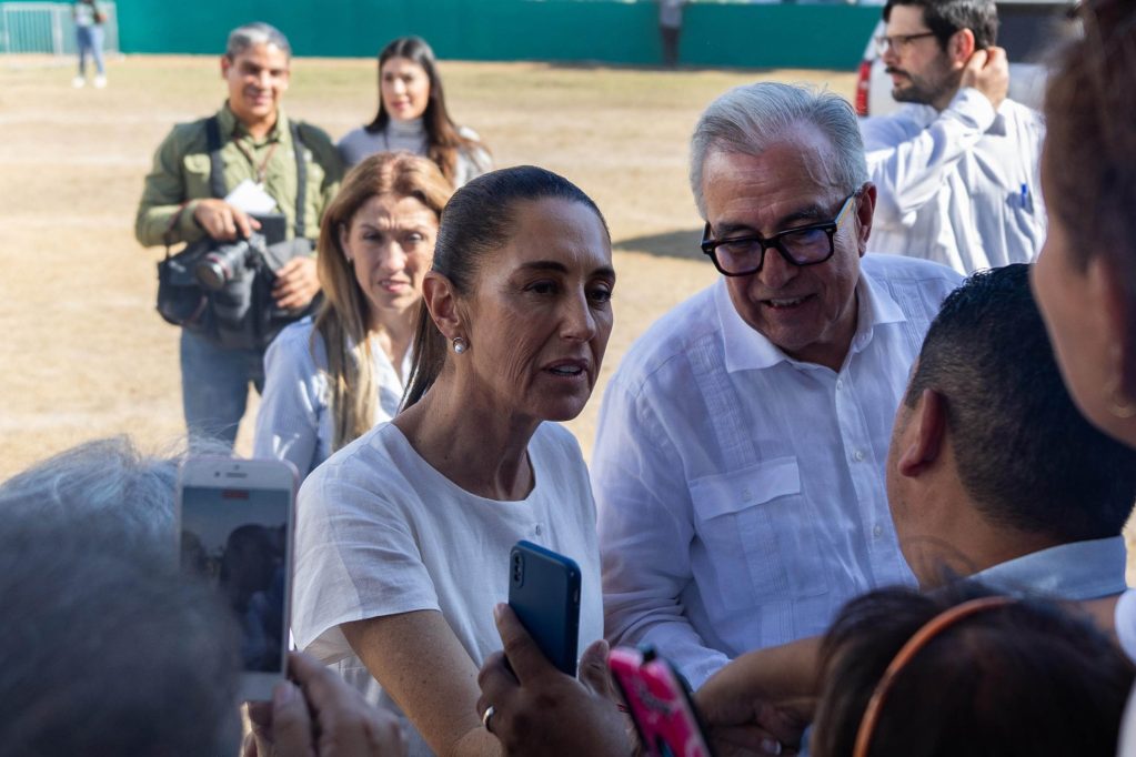 La presidenta Claudia Sheinbaum anunció este domingo sus ejes para construir la paz y subrayó la importancia de la coordinación interinstitucional para abordar los desafíos que enfrenta el estado de Sinaloa.