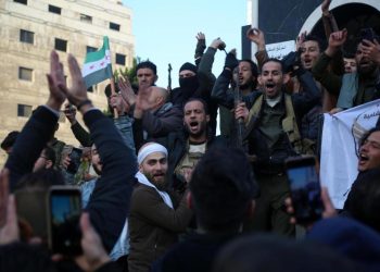 Sirios salen a las calles de Damasco y todo el país para celebrar la caída de Al Asad