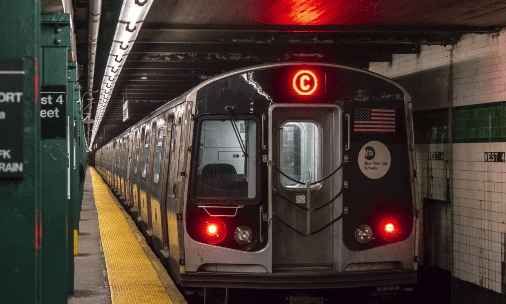 El vídeo de un raro sospechoso acto crematorio en el metro de Nueva York desata el odio antimigrante; hay un detenido