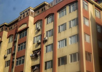 Talibanes prohíben las ventanas con vistas a casas en las que vivan mujeres