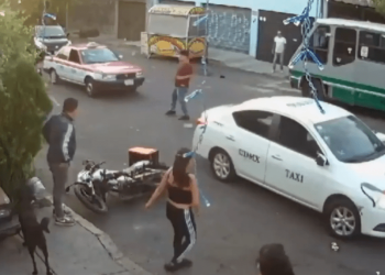 Taxistas arrollan a vecinos tras riña en Coyoacán (vídeo); reportan un muerto