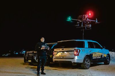 El detective Anthony D'Amico utiliza un dron de la Oficina del Sheriff del Condado de Ocean para buscar actividad de drones cercanos en Seaside Heights, Nueva Jersey. La policía local sigue recibiendo reportes