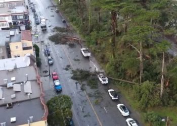 Tormentas en EE.UU. causan intensas nevadas y un tornado en California