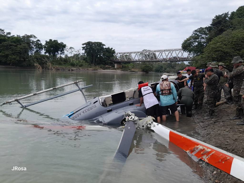 Un helicóptero del ejército de Guatemala se accidentó este domingo en el norte del país al presuntamente estrellarse con cables de luz eléctrica.