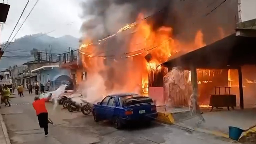 Niña de seis años muere en un incendio en su hogar, presuntamente causado por un corto circuito de sus luces navideñas