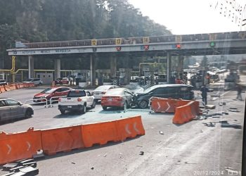 Tráiler se queda sin frenos y choca contra varios autos en la México-Toluca