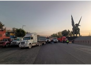 Transportistas bloquean la carretera México-Pachuca por falta de pagos del Tren Maya
