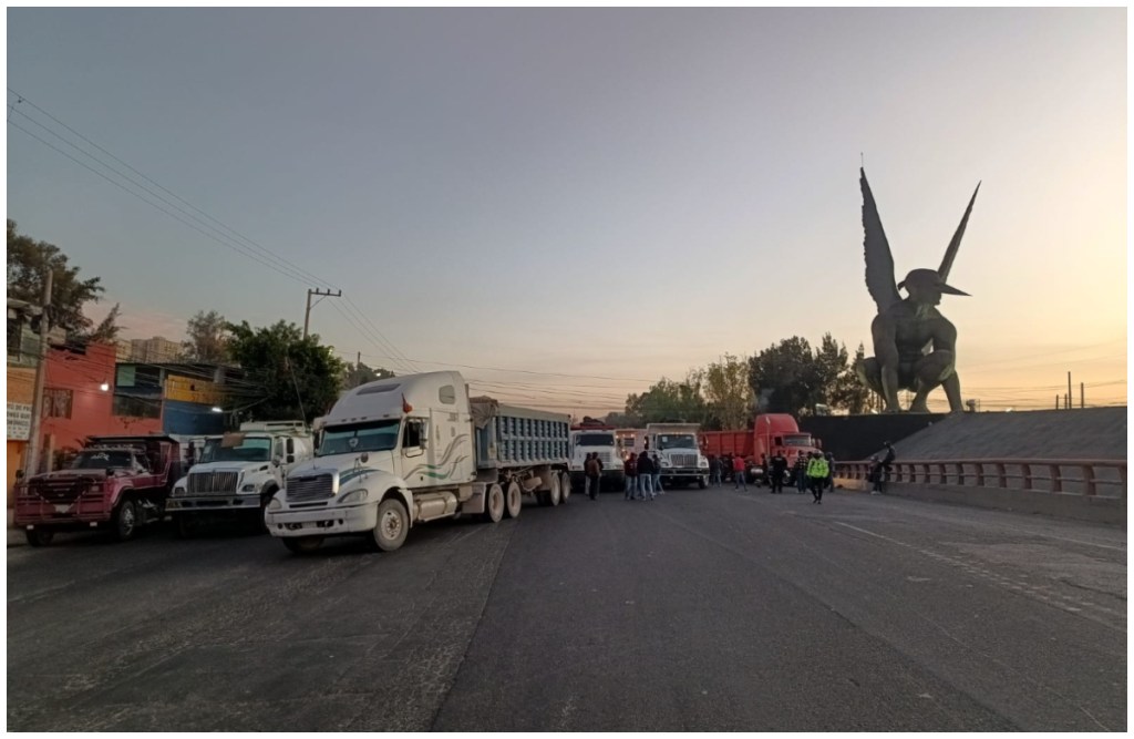 Transportistas bloquean la carretera México-Pachuca ante la falta de pagos por su labor en la construcción del Tren Maya