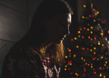 ¿Triste durante las fiestas? Podrías tener depresión estacional