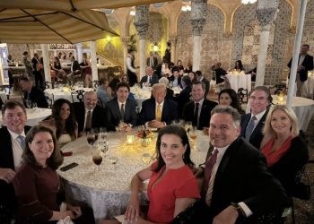 Trudeau se reúne con Trump en Florida tras amenaza de aranceles a Canadá