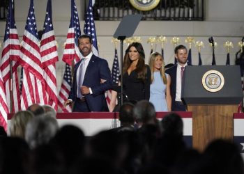 Trump elige a Kimberly Guilfoyle, prometida de su hijo mayor, como embajadora en Grecia