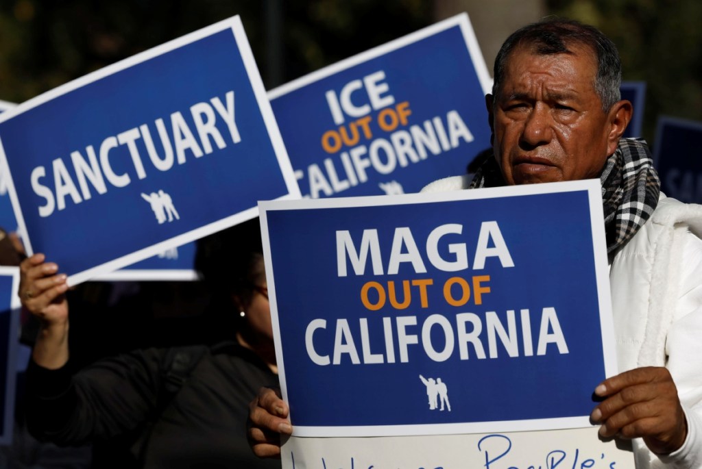 Manifestación en Sacramento, California, contra las propuestas de Donald Trump para la deportación generalizada de indocumentados