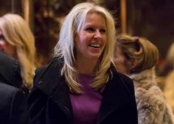 Trump nomina a otra colaboradora de Fox News como jefa de protocolo