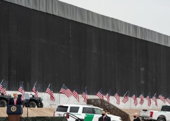 Trump se compromete a continuar la construcción del muro fronterizo con México