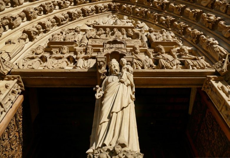 El arquitecto mexicano Alejandro Arredondo, durante una entrevista con la fachada de la restadurada catedral de Notre Dame a sus espaldas