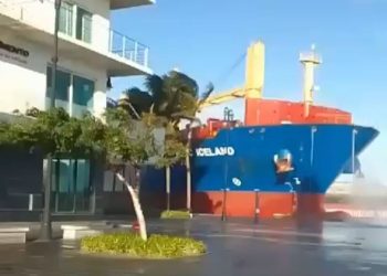 Un barco de carga choca contra el malecón de Veracruz