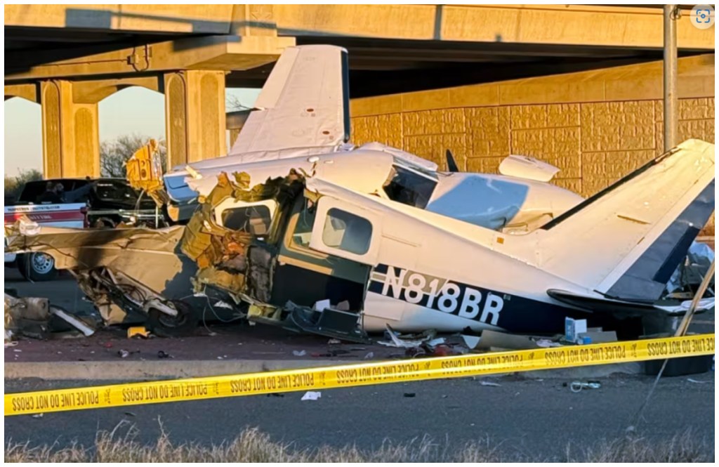 Cae avioneta en sobre tres automóviles en una avenida en Texas, EE.UU.; deja cuatro heridos y varios daños