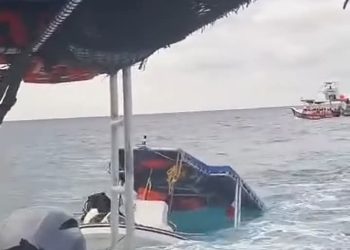 Falla mecánica provoca hundimiento de embarcación turística en Cozumel