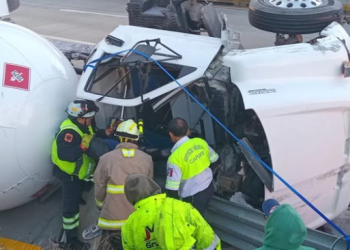 Accidente Grave en la México-Puebla Causa Cierre Parcial y Retrasos: Pipa de Gas Volcada en Ixtapaluca