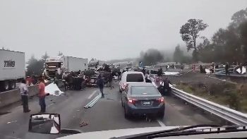 Pese a dos muertes tras volcadura de tráiler, habitantes rapiñan mercancía