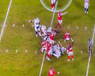 VIDEO: Polémica decisión arbitral favorece a Kansas City en jugada clave