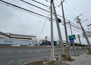 ¡UN PELIGRO PARA TODOS! Abandonan postes colgando en Monterrey y Guadalupe