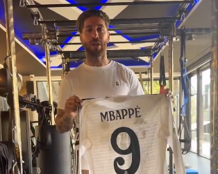 VIDEO: ¿Sergio Ramos rumbo a Rayados? Presume camiseta de Mbappé con mensaje especial