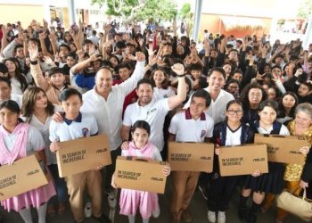 Estudiantes de Cozumel reciben donación de equipo de cómputo de la Embajada de Taiwán