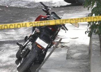 Motociclista pierde la vida en brutal accidente con tráiler en Playa del Carmen