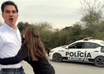 ¡Video! Policías amenazan con armas a la esposa de Pato Zambrano en Nuevo León