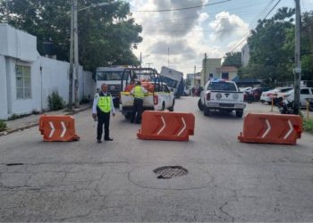 Socavón en Cancún deja camión atrapado y genera caos vial