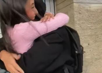 VIDEO:»Reencuentros emocionantes: ¡Lágrimas y abrazos después de tanto tiempo!»