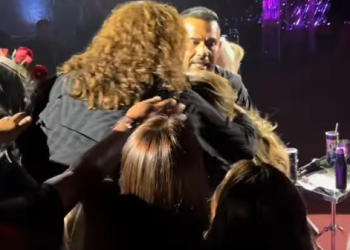 VIDEO: ¡Increíble! Fanática lastima a Gloria Trevi en pleno concierto: el video conmociona las redes