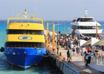 Descenso de pasajeros en la terminal marítima de Playa del Carmen durante 2024
