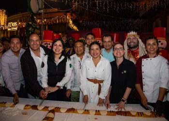 Rosca de Reyes de 1 kilómetro llena la Quinta Avenida de Playa del Carmen