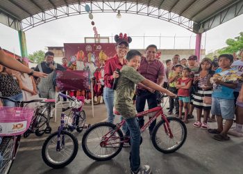 Reyes Magos llevan sonrisas a niñas y niños de Nicolás Bravo