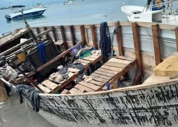 Rescatan a 26 migrantes cubanos tras hundimiento de embarcación en Isla Mujeres