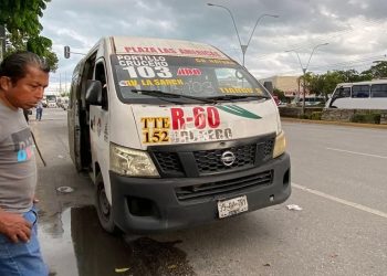 Choque en Cancún: Urvan atropella a señora en paso peatonal y desata el enojo de transeúntes